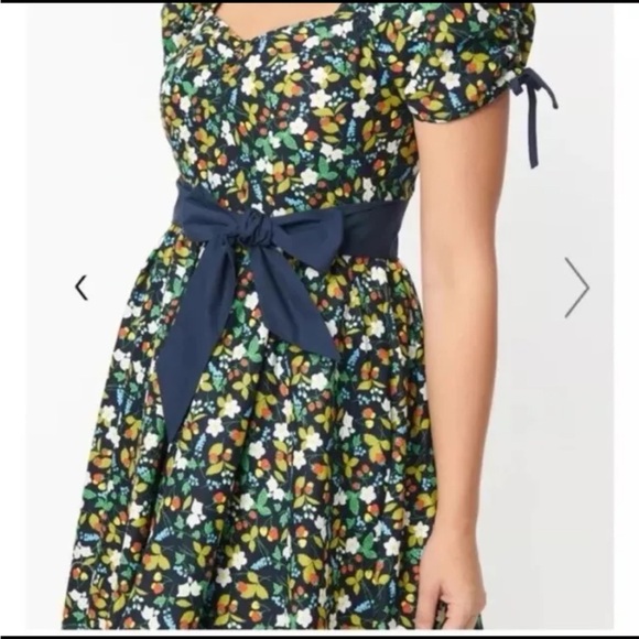 UNIQUE VINTAGE Size M / L 1950's Flare Dress Strawberry Floral Pinup Milkmaid - Picture 3 of 15